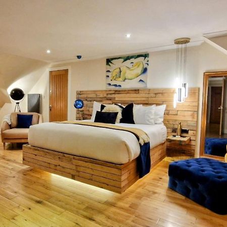 The Sleeping Dog Room At The Grumpy Schnauzer Bnb Huge Room, Luxe Suite, Private Hot Tub, Breakfast, Gym, Games Room, Farm Stay, Amazing Airdrie Buitenkant foto